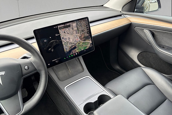 Tesla Model Y 13 of 17