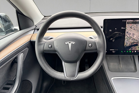 Tesla Model Y 10 of 17