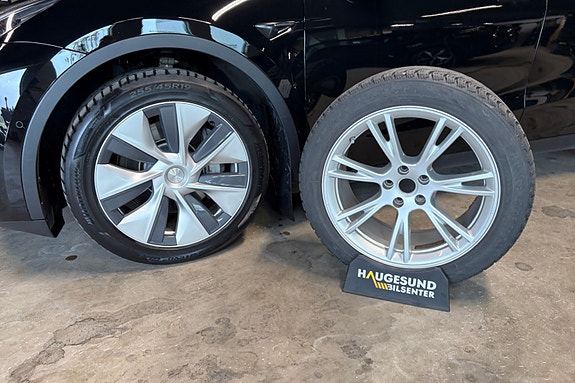 Tesla Model Y 8 of 17