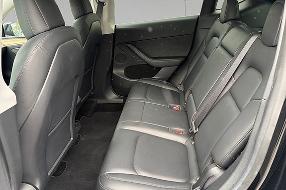 Tesla Model Y 14 of 17