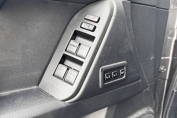 Toyota Land Cruiser 5 of 15