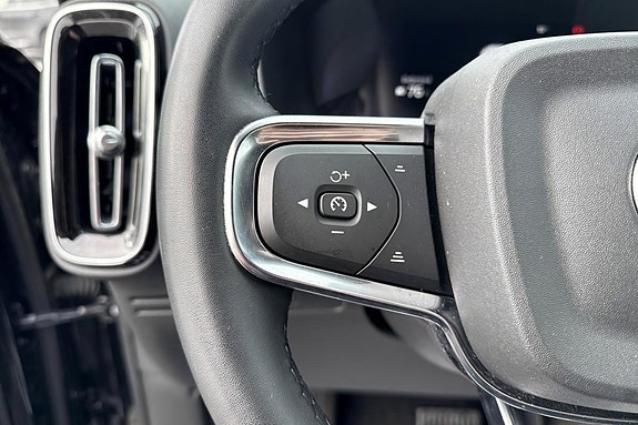 Volvo XC40 17 of 30