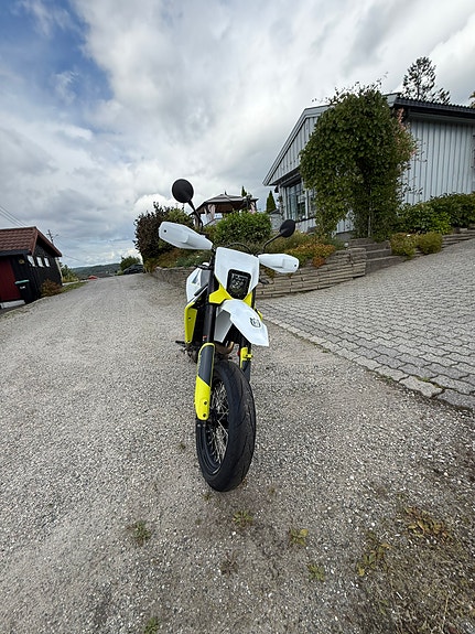 Husqvarna 701 Supermoto 4 of 6
