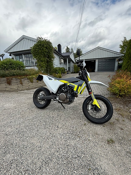 Husqvarna 701 Supermoto 3 of 6