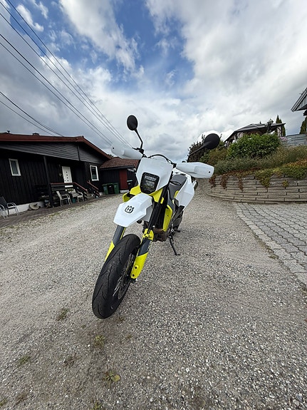 Husqvarna 701 Supermoto 5 of 6