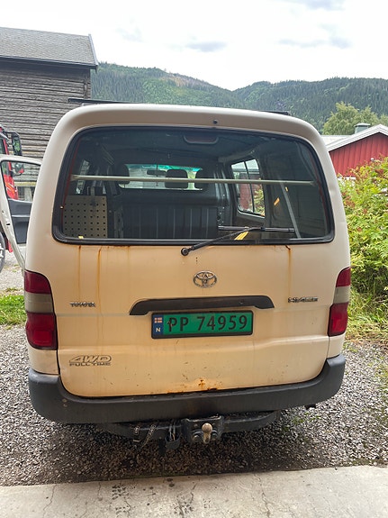 Toyota HiAce 3 of 6
