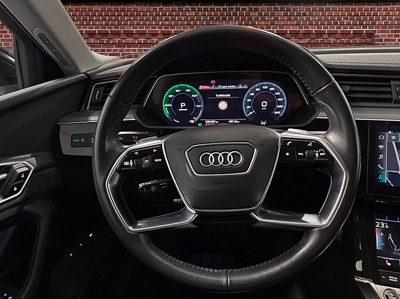 Audi e-tron 14 of 25