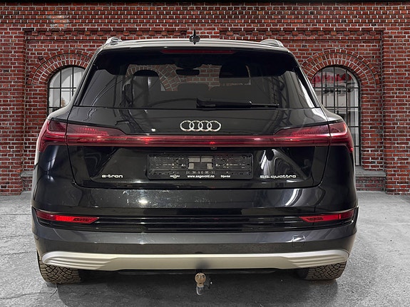 Audi e-tron 8 of 25