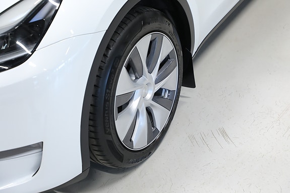 Tesla Model Y 28 of 29