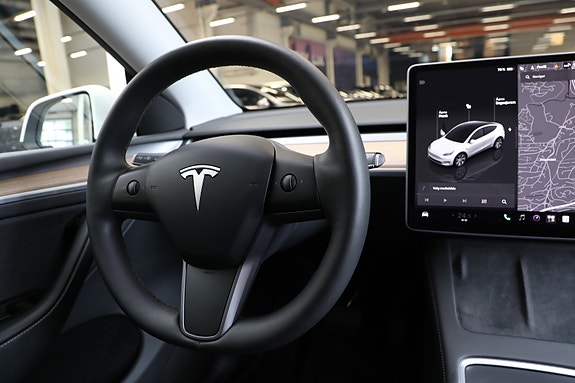 Tesla Model Y 14 of 29