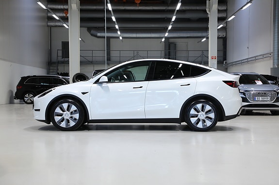 Tesla Model Y 4 of 29