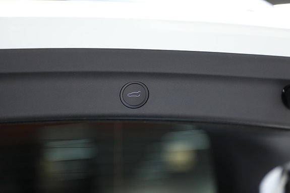 Tesla Model Y 10 of 29