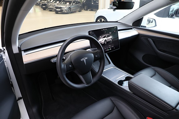 Tesla Model Y 18 of 29