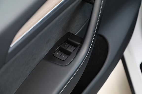 Tesla Model Y 19 of 29