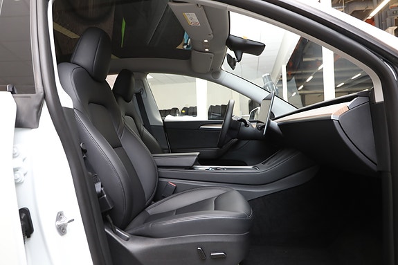 Tesla Model Y 15 of 29
