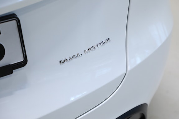 Tesla Model Y 9 of 29