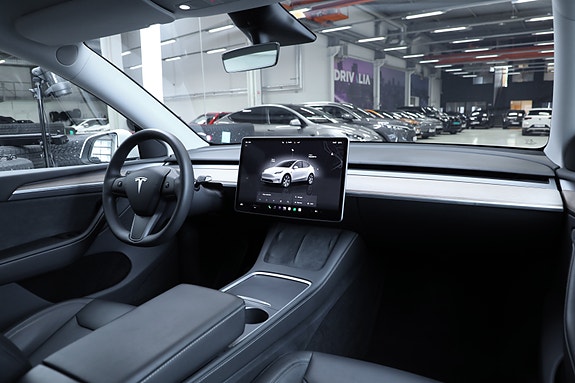 Tesla Model Y 13 of 29