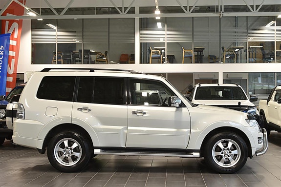 Mitsubishi Pajero 6 of 12
