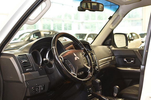Mitsubishi Pajero 10 of 12