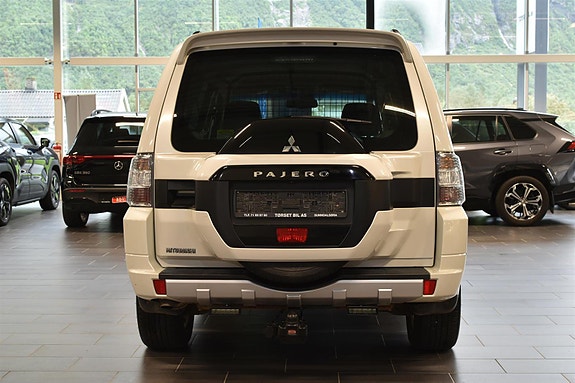 Mitsubishi Pajero 4 of 12