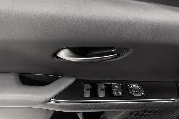 Lexus UX300e 11 of 15