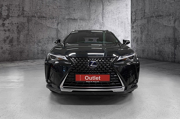 Lexus UX300e 2 of 15