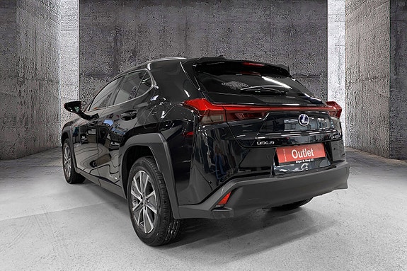 Lexus UX300e 4 of 15