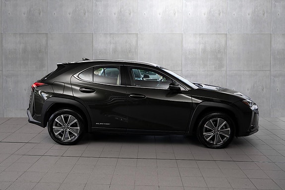 Lexus UX300e 7 of 24