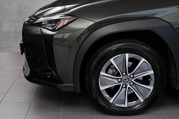 Lexus UX300e 2 of 24