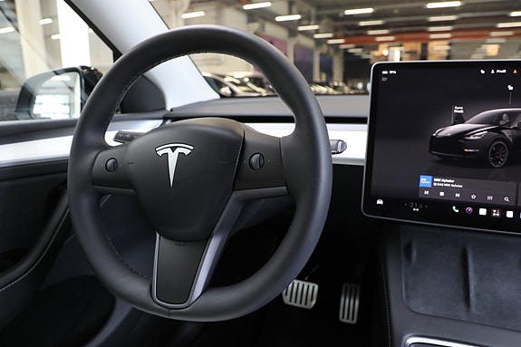 Tesla Model Y 15 of 30