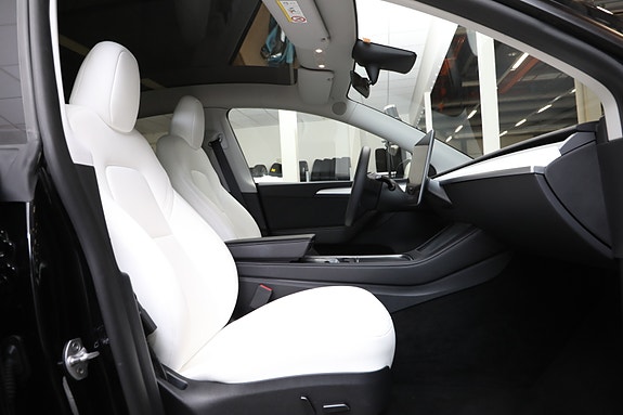Tesla Model Y 16 of 30