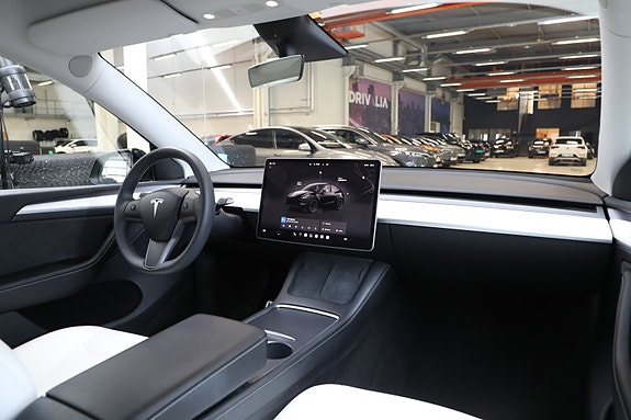 Tesla Model Y 13 of 30