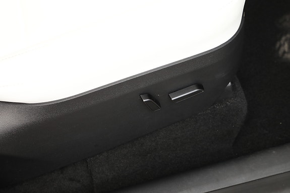 Tesla Model Y 17 of 30