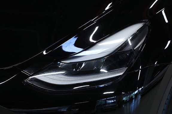 Tesla Model Y 8 of 30