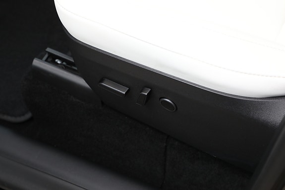 Tesla Model Y 22 of 30