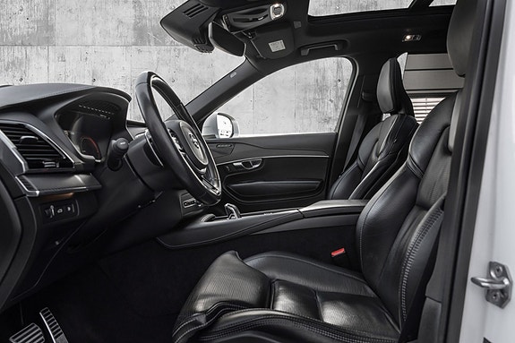 Volvo XC90 10 of 30