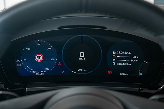 Porsche Macan Turbo 23 of 30