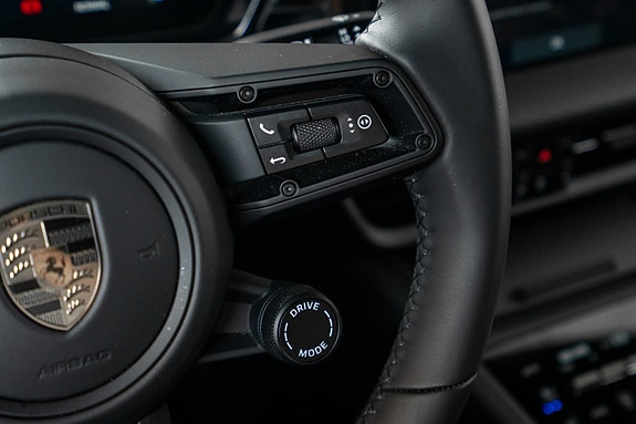 Porsche Macan Turbo 21 of 30