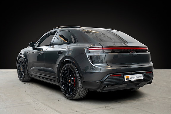 Porsche Macan Turbo 7 of 30