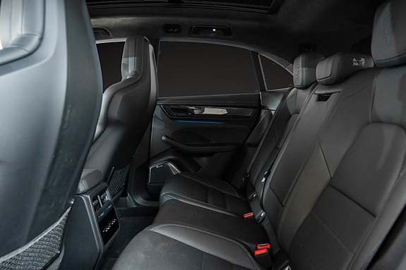 Porsche Macan Turbo 14 of 30