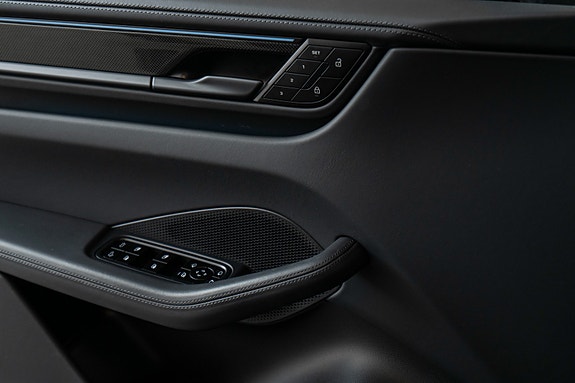 Porsche Macan Turbo 15 of 30