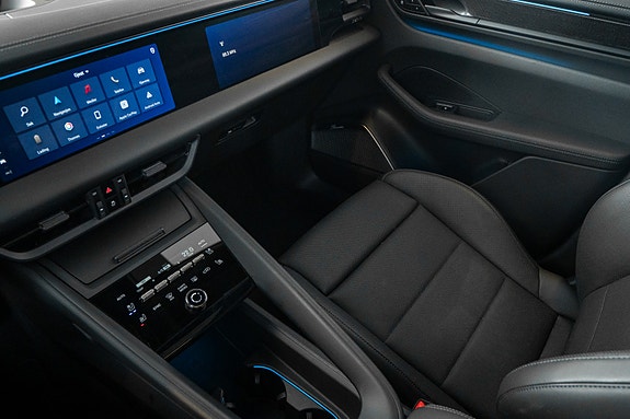 Porsche Macan Turbo 10 of 30