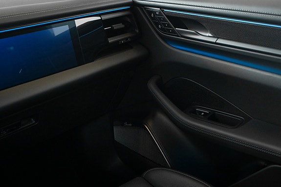 Porsche Macan Turbo 16 of 30