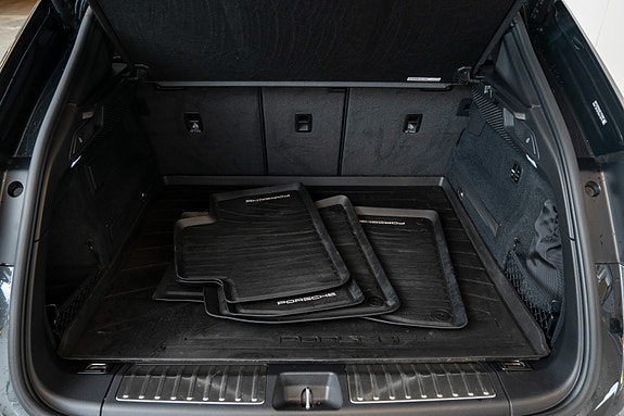 Porsche Macan Turbo 30 of 30