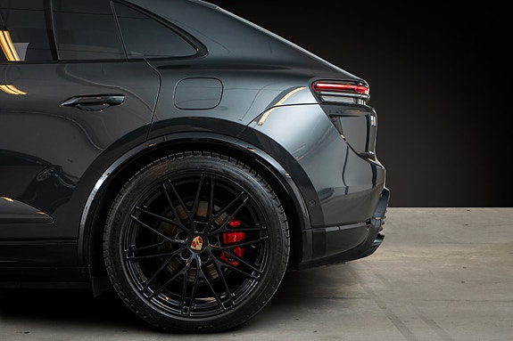 Porsche Macan Turbo 6 of 30