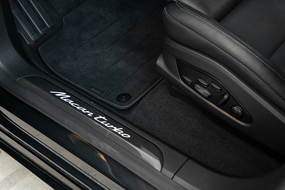 Porsche Macan Turbo 12 of 30
