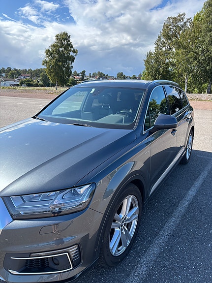 Audi Q7 2 of 25