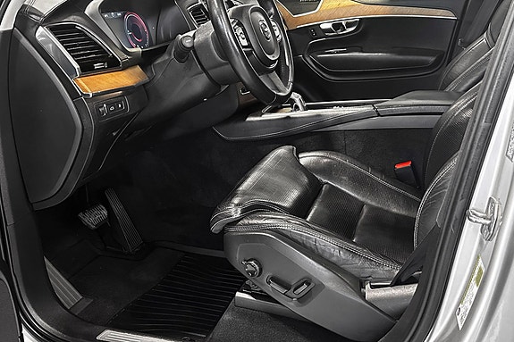 Volvo XC90 10 of 23