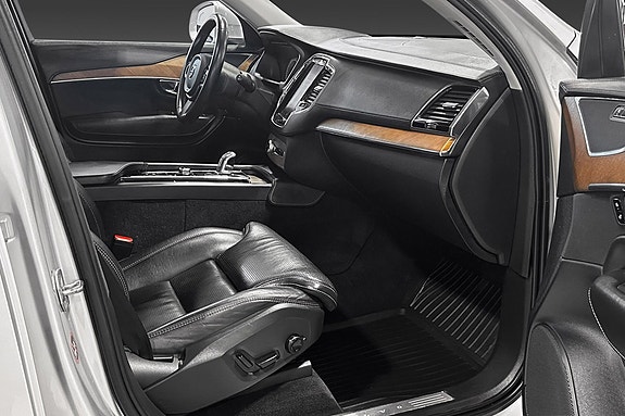 Volvo XC90 12 of 23