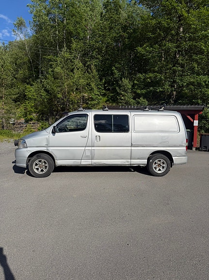 Toyota HiAce 4 of 7